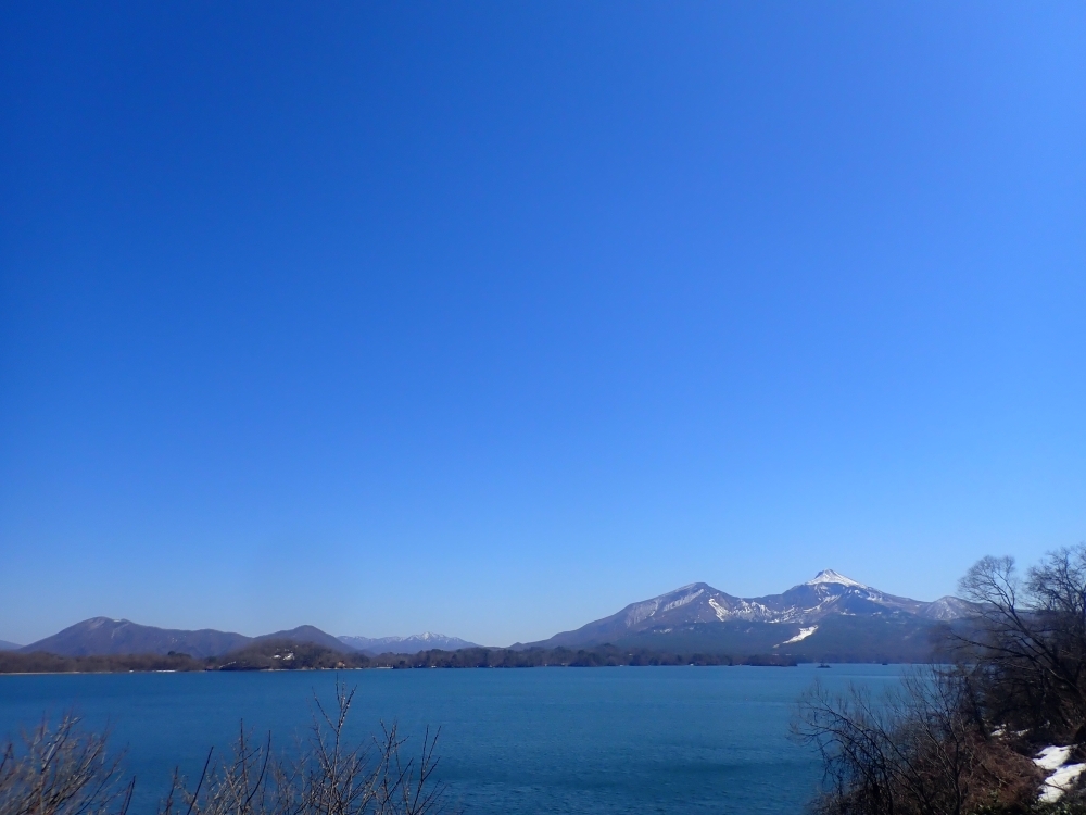 青空と桧原湖と磐梯山。青色の世界が広がっていました。
