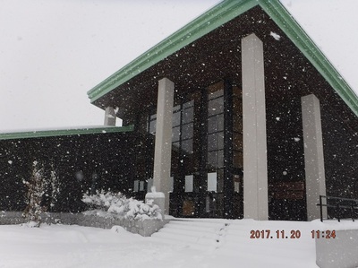 遺産センターに雪が舞う