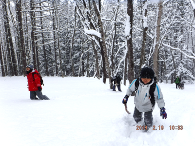 未圧雪の山の中、ブナの巨木を探す隊員たち
