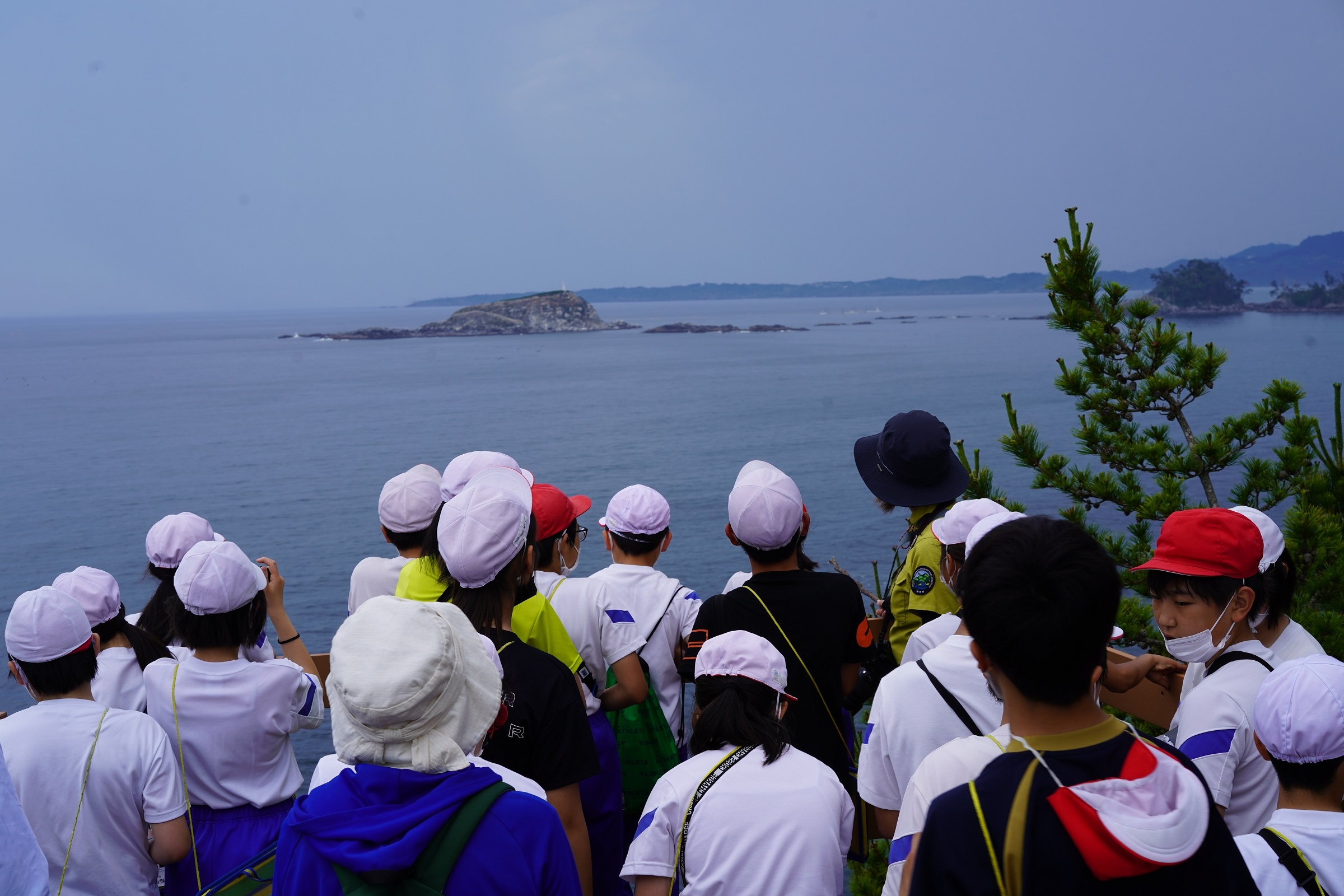 広田小学校トレイル体験にて椿島と青松島を望む