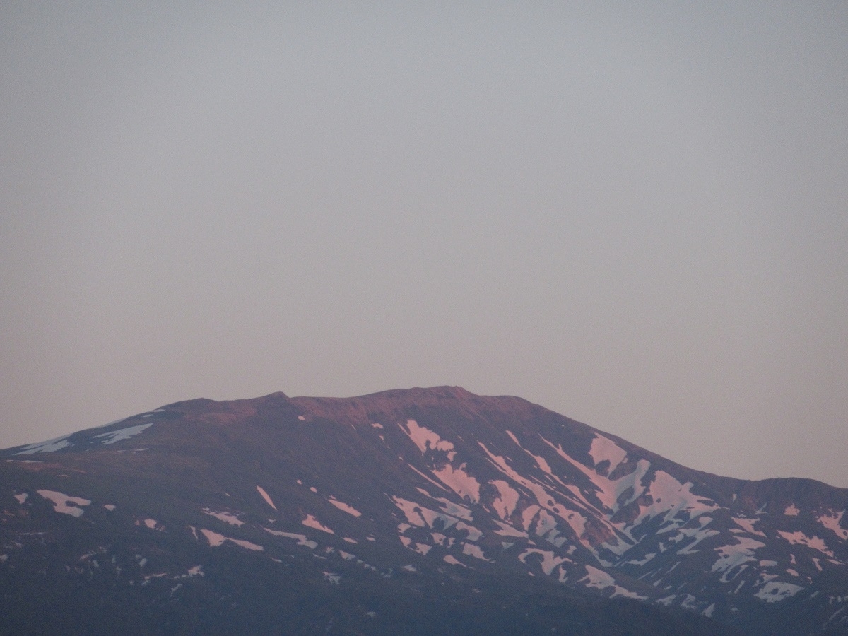 夕日に色づく月山