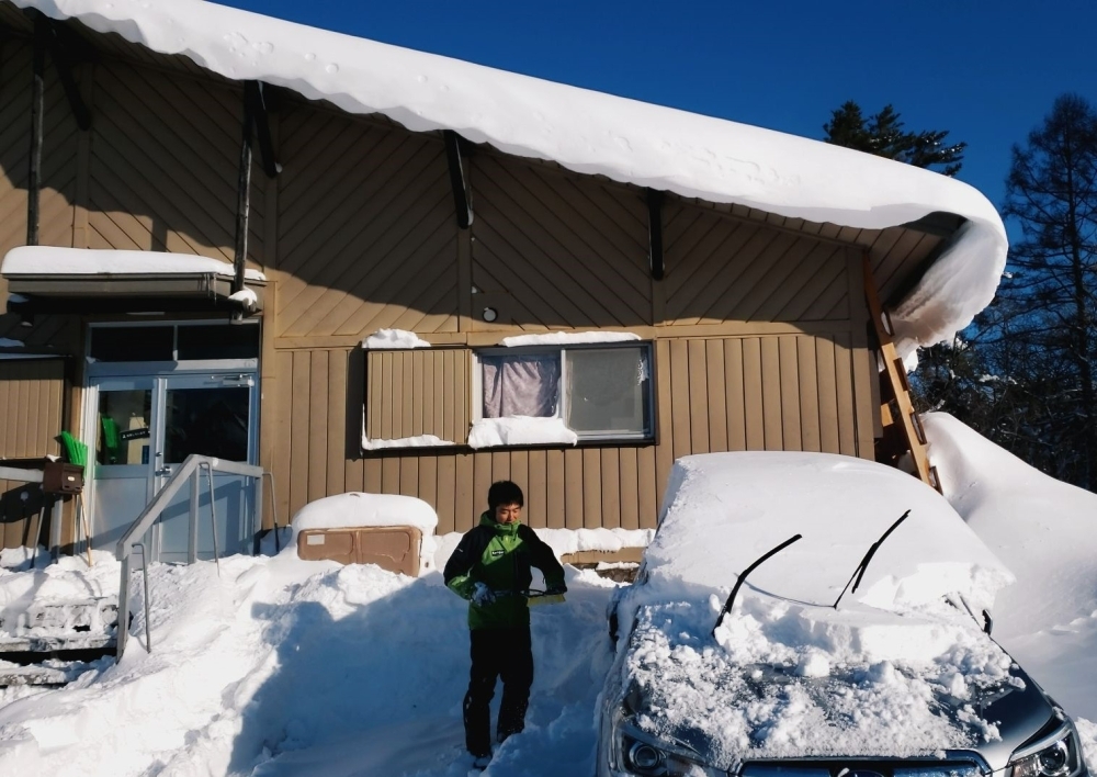 1月17日水曜日事務所の屋根の雪が波打っていて可愛いです