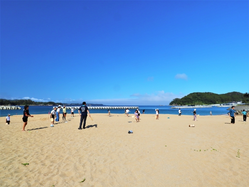 陸前高田市大野海岸でフレスコボールを楽しむ子どもたち