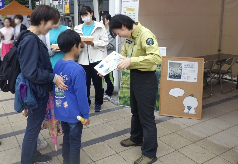 クイズに答えるお客さん