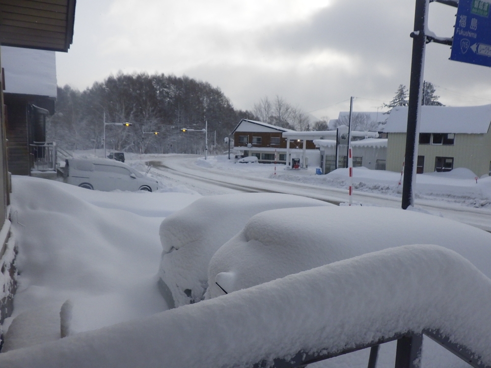 車の上に雪が積もっている様子