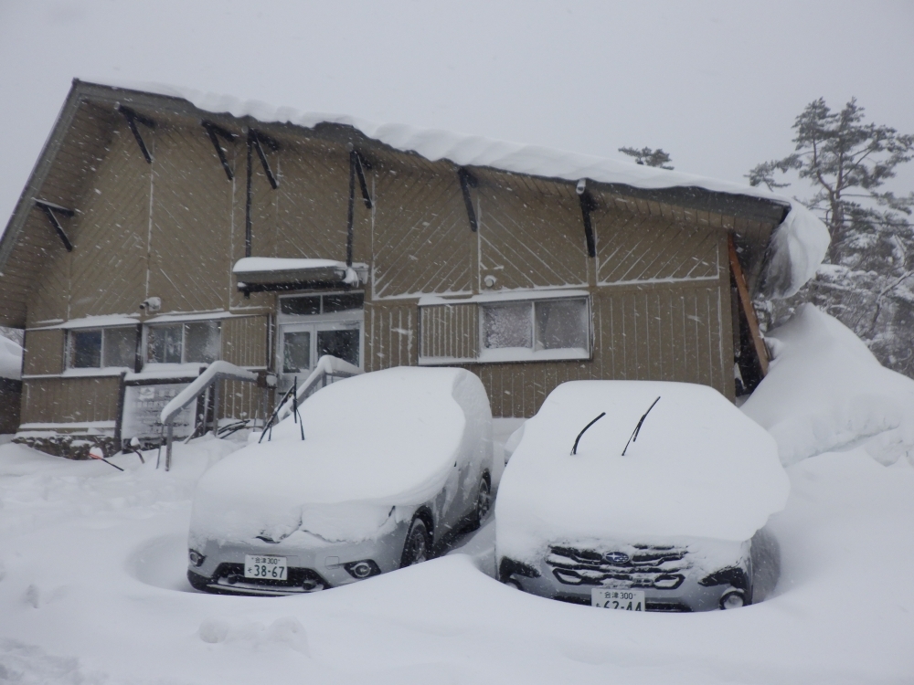 雪が積もった事務所の様子