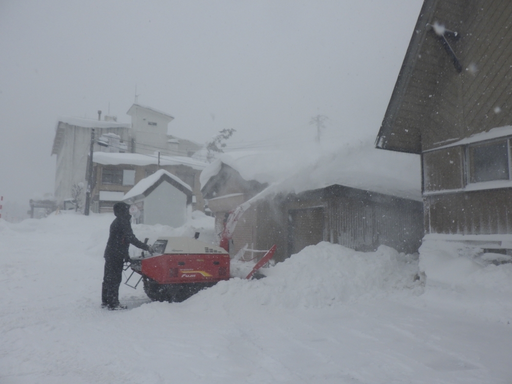 レンジャーが除雪機で雪を飛ばします