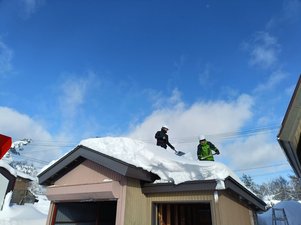 屋根の雪下ろしをするレンジャーたち