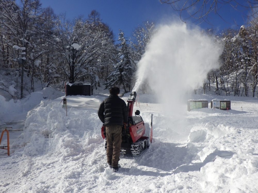 裏磐梯ビジターセンターの除雪をするビジタースタッフ