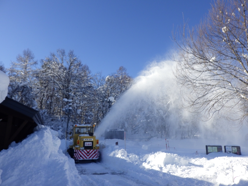 屋根下の除雪は大型車を依頼して除雪します