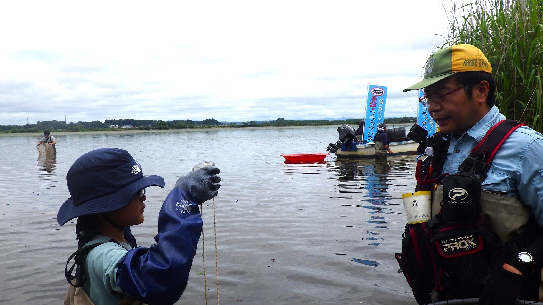 稚魚について質問する匠真さん