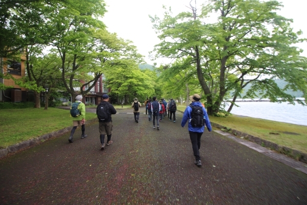 ＃十和田湖畔を望みながら歩きます