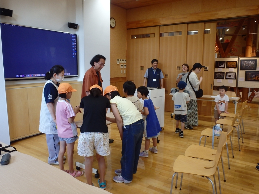 集まる子どもたち