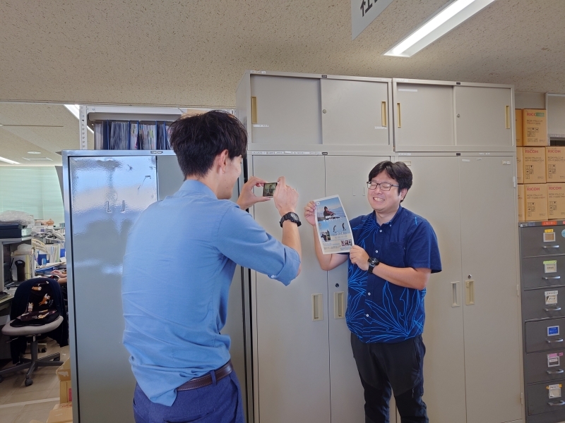 ＃チラシ配布を手伝ってくれた八戸市社会教育課の方が塚本さんをパチリ。