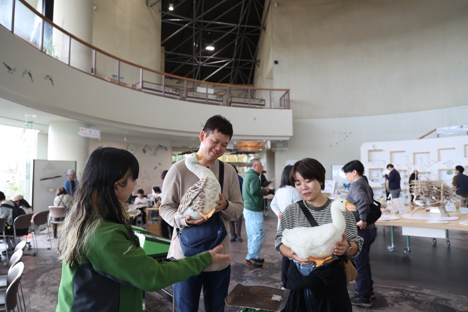 マガンの重さを体験