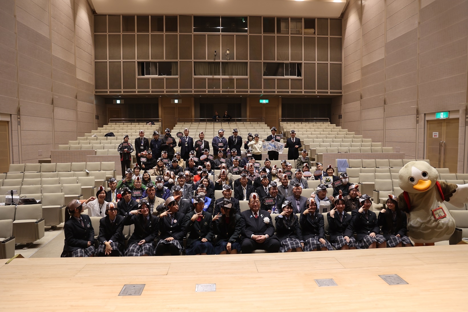 大崎市長を囲んで記念撮影