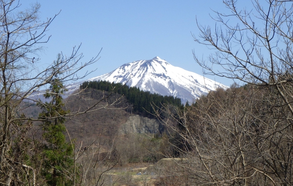 里から見える山肌に残雪の残る岩木山