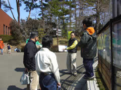 ガン生態園前で生態説明中