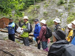 ＜随所で観察しながら約1時間で三階滝へ＞1