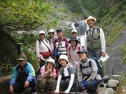 ＜滝をバックに記念撮影＞1