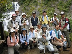 ＜滝をバックに記念撮影＞2
